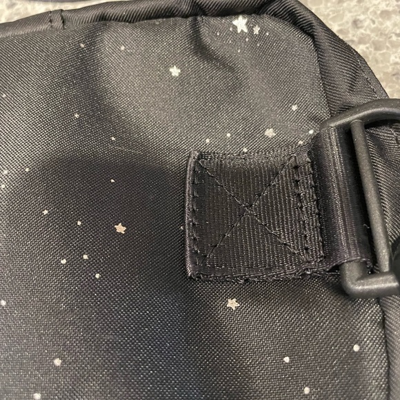 OGIO XIX STARLA BLACK W SILVER
GALAXY PRINT ZIP CLOSE CROSSBODY BAG POUCH NEW - Picture 4 of 13